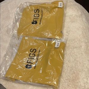 FIGS Scrub Set; Limited Edition Gold🌼🌼NWT